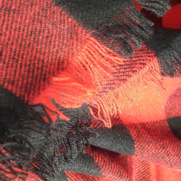 Buffalo Check Plaid Pattern Red Black Lightweight Spring Summer Knit Poncho - Picture 3 of 4